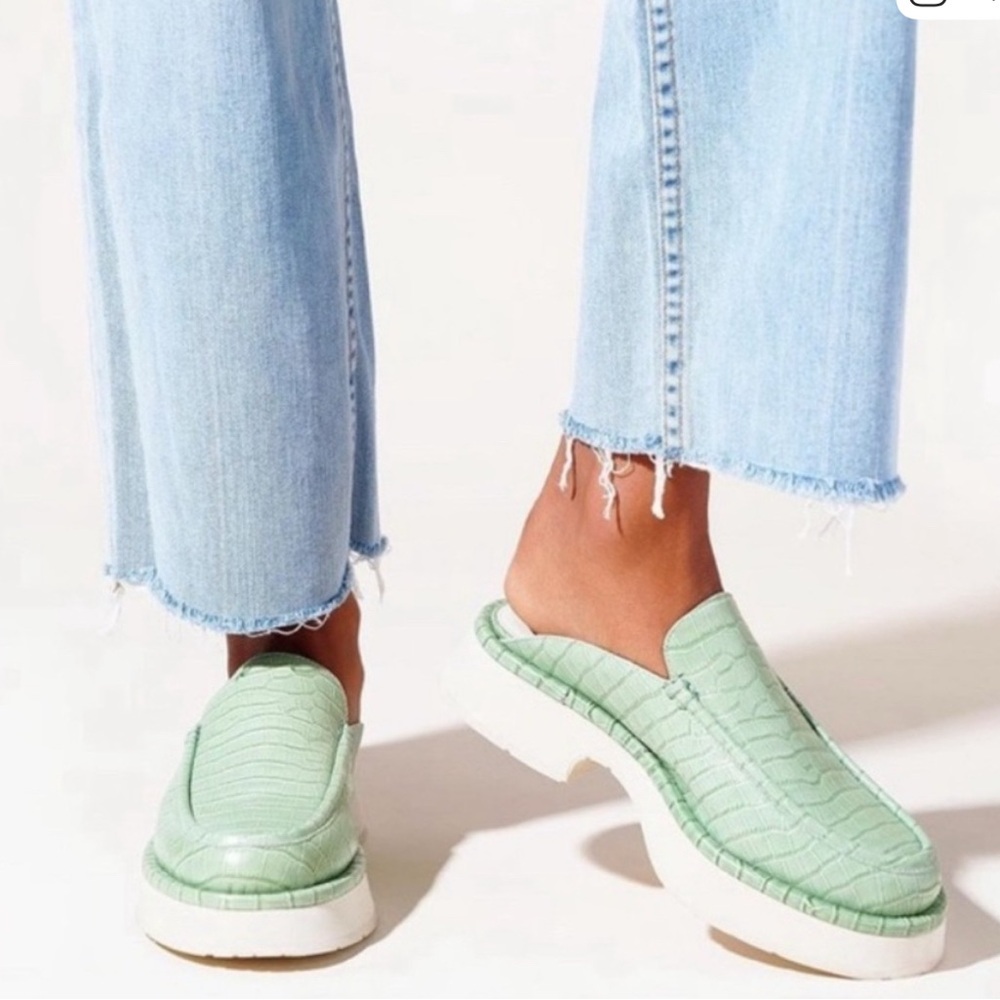 Charlotte Stone duncan platform loafers green alligator - size 9